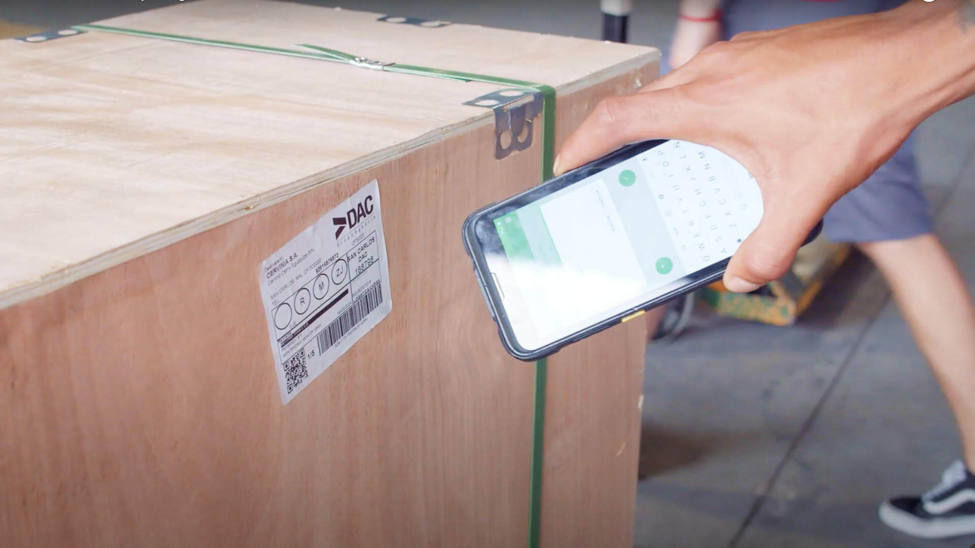 Empleado de DAC escaneando el costo de un paquete antes del envío